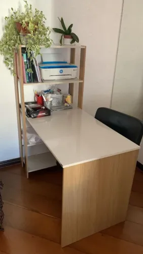 Escrivaninha com estante integrada