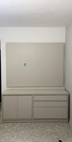 Painel para TV com rack planejado - 1,70m (cor bege claro)