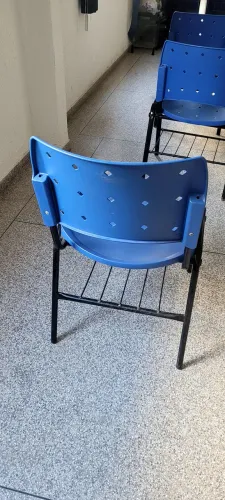 Cadeira Plástica Azul - Ideal para diversos ambientes