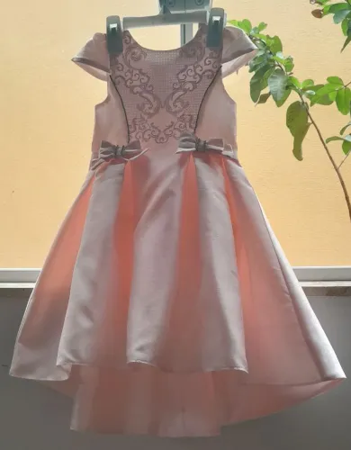 Vestido infantil de festa rosa acetinado.