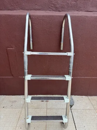 Escada de Piscina em Inox 