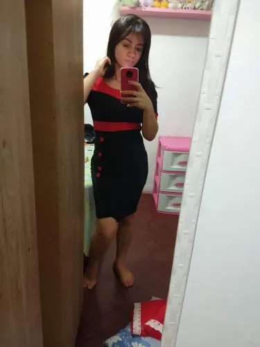 Vestido preto com detalhes em vermelho