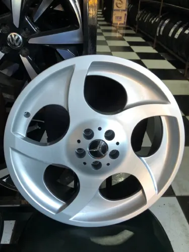 Rodas de liga leve Volcano Munique aro 18 semi-novas 