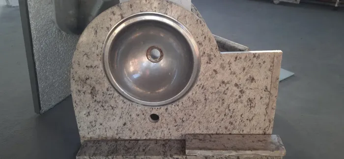 Duas pias de granito usada