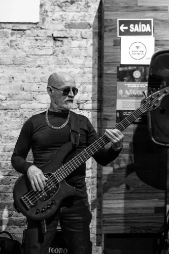 BAIXISTA procura Banda de Rock em Aracajú