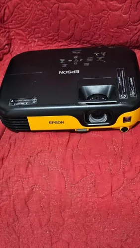Projetor Epson EB-X02 EDIÇÃO ESPECIAL LARANJA COM PRETO POUCOS FABRICADOS SEM LAMPADA.