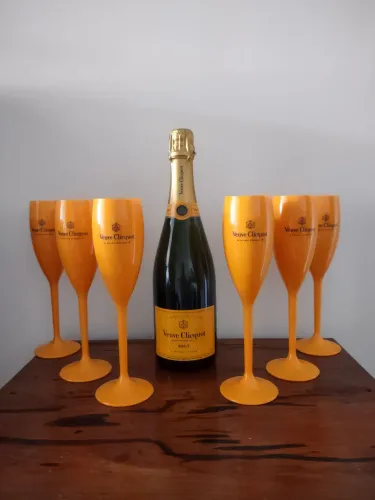 Kit Champanhe Veuve  Clicquot  Brut com 6 taças personalizada 