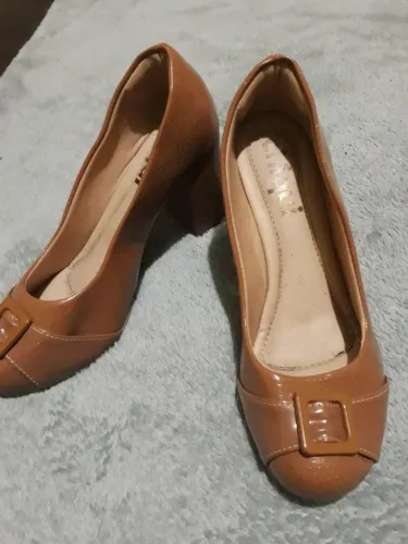 Sapatos de Salto Marrom