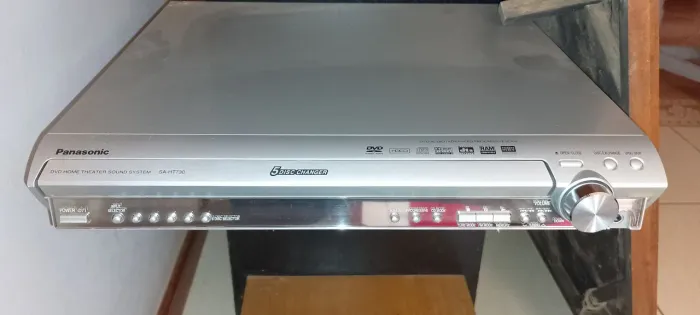 Tocador PANASONIC de DVD com caixas completo