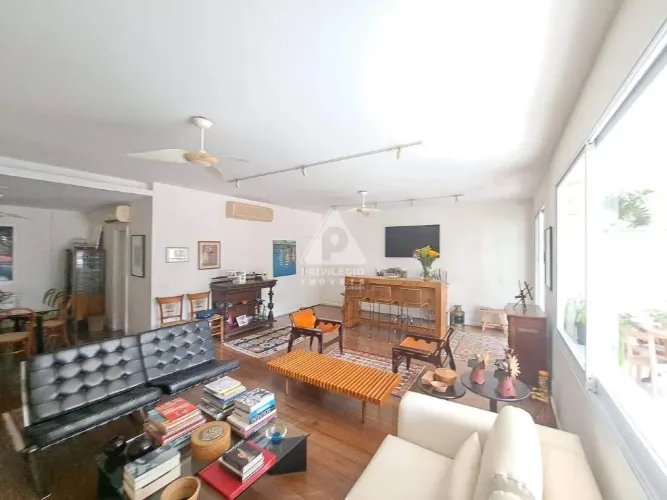 Amplo Apartamento no Cosme Velho com 192m² - 4 Quartos, 2 Suites, Varanda 3 Vagas