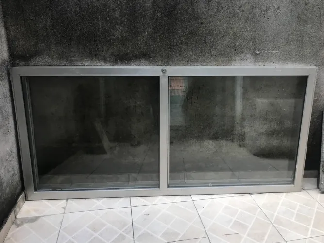  02 Porta de alumínio 