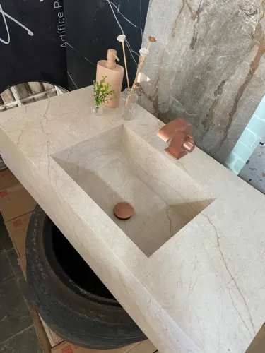 Cuba de pedra com design moderno