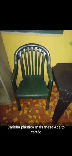 Duas cadeiras plástica mais mesa - em bom estado.