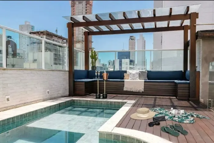 Cobertura com 4 Suítes Terraço e Piscina Aluguel Anual Balneário Camboriú