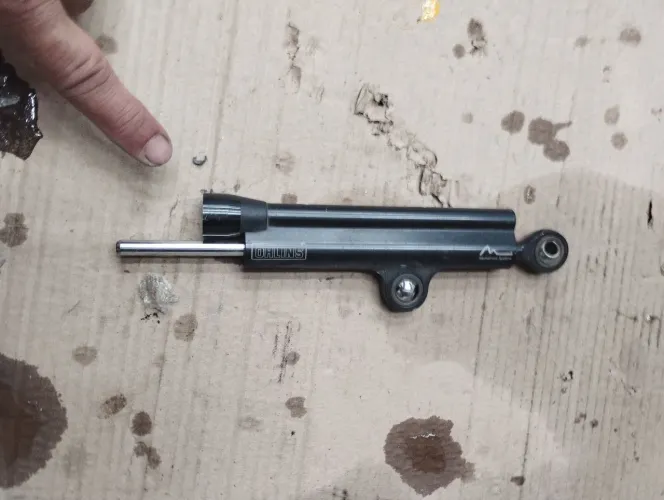 Amortecedor de direção Ohlins Kawasaki zx10r 22 original detalhe 