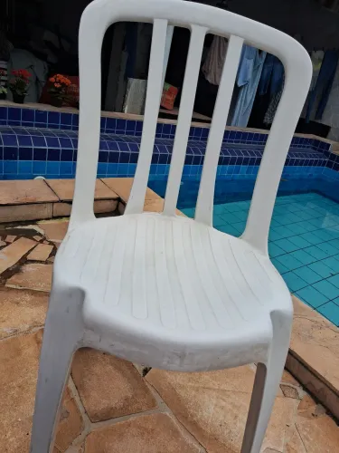 Cadeiras de plástico usadas