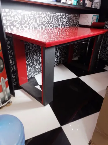 Mesa de escritório vermelho laqueado