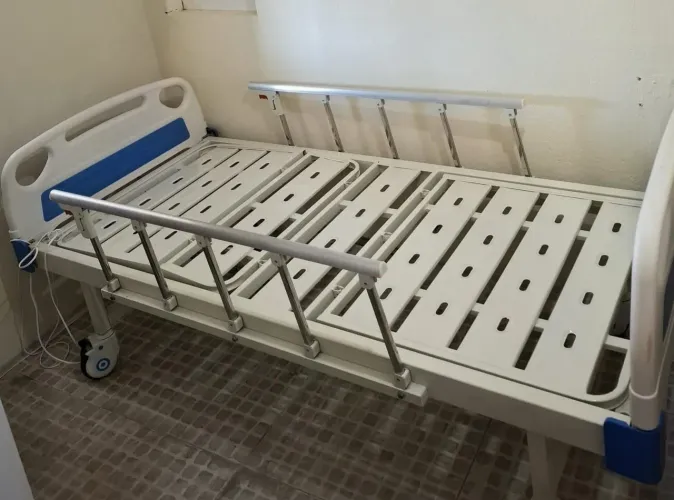 Cama tipo hospitalar