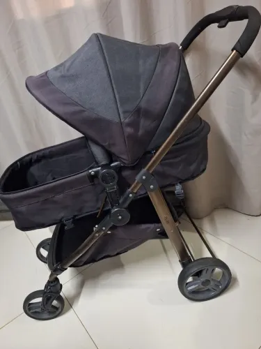 Carrinho de bebê Galzerano Moisés com bebê conforto