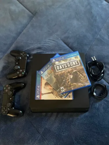 PS4 SLIM 1TB COM DOIS CONTROLES ORIGINAIS, TODOS OS CABOS E TRÊS JOGOS!