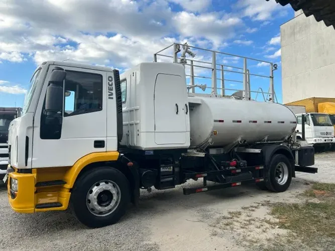 Caminhão pipa com cabine suplementar Iveco 2012/2013 