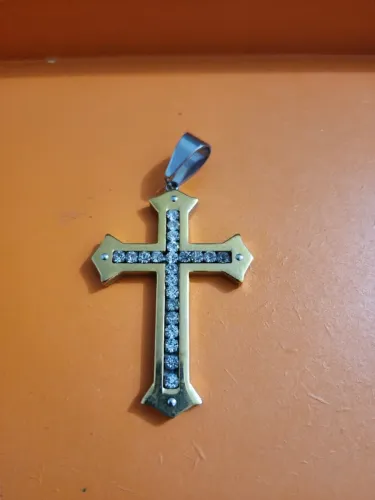 Pingente cruz prata e dourada com pedras (novo)