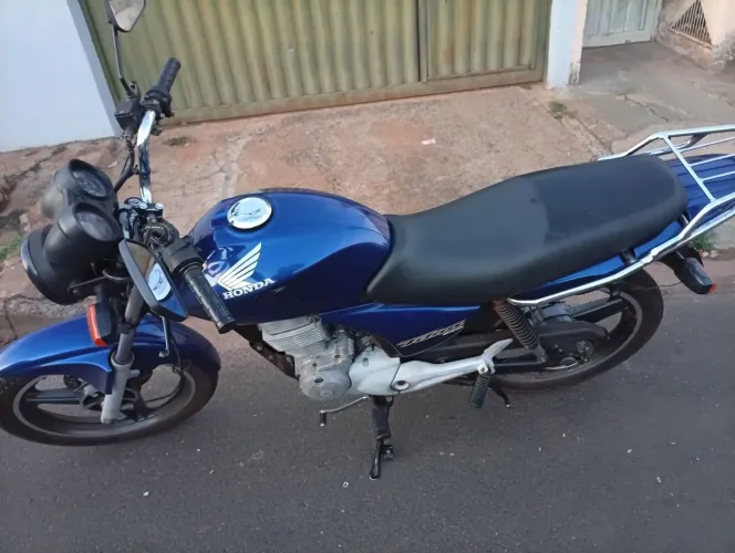 Vendo .moto muito boa.