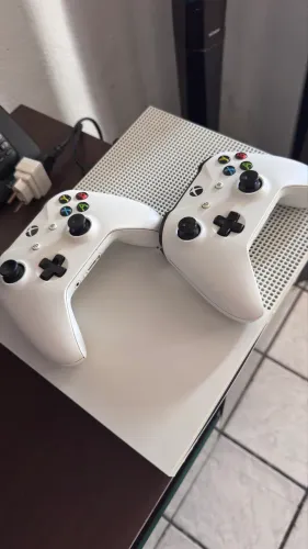 Xbox 1tb com dois controles