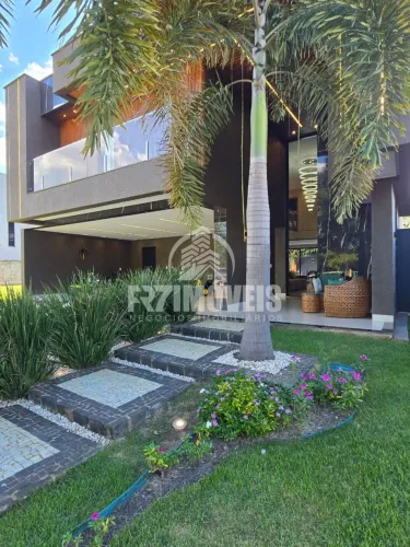 Sobrado porteira fechada no Condomínio Residencial Villagio Toscana em Goiânia, com 4 suít
