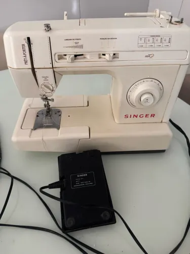 Vende-se máquina de costura singer