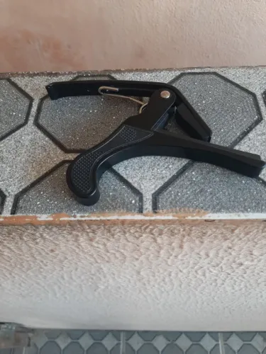 VENDO CAPOTRÁSTE MUITO SHOW PARA VIOLÃO TANTO CORDAS DE AÇO OU CORDAS DE NYLON!