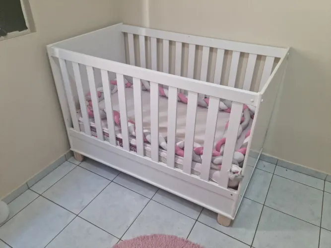 Berço 2 em 1 100% MDF, pés em madeira maciça comprado na Tok&Stok