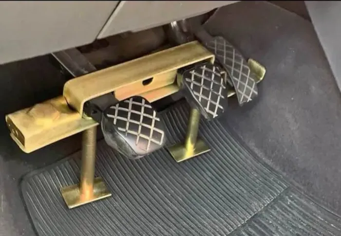 Trava pedal de proteção para veículo