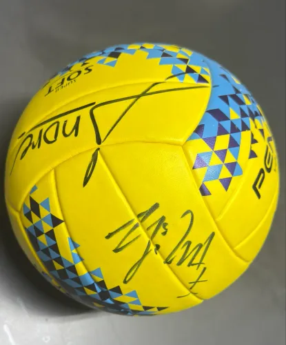 Bola autografada Giba e André heller