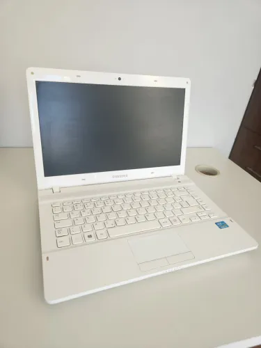Vendo Notebook Samsung branco. 