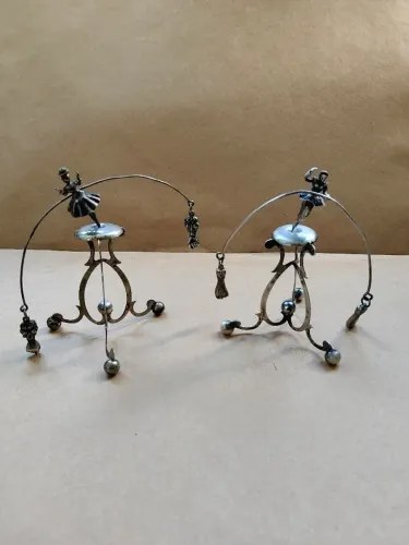 2 Brinquedos de equilíbrio antigo, conhecido como whirligig, feito em prata.