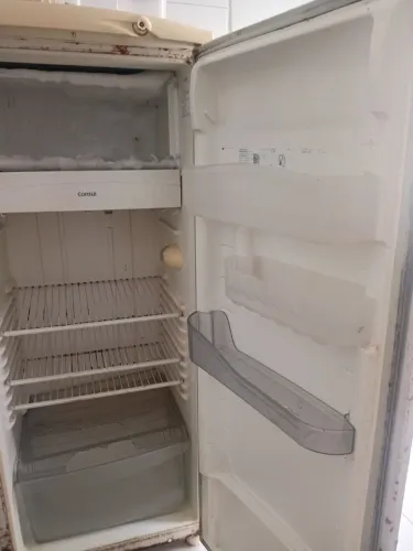 Vende se uma geladeira