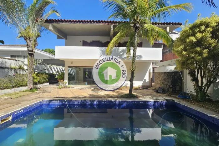 Casa de Luxo em Condomínio na Barra da Tijuca - 5 quartos, 3 suítes, 8 banheiros, 944m² - 