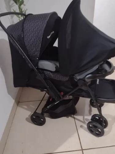 Carrinho com bebê conforto 