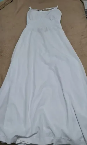 Vestido longo branco com abertura trançada nas costas