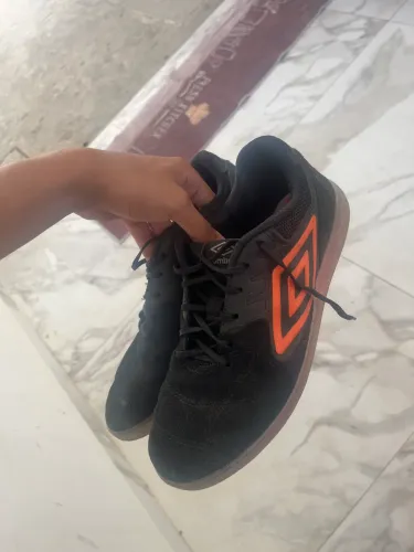 Tênis de futsal umbro pro challenge tamanho 40 preta e laranja
