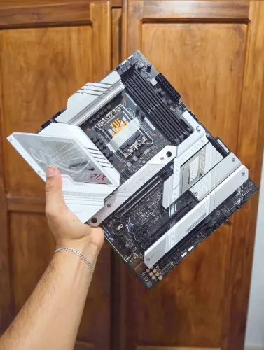 Placa-mãe Asus ROG Strix wifi Z790-A Gaming D4 (defeitos)