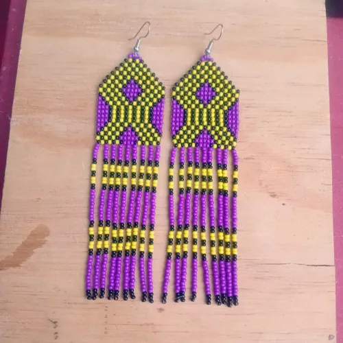 Brinco roxo de miçangas