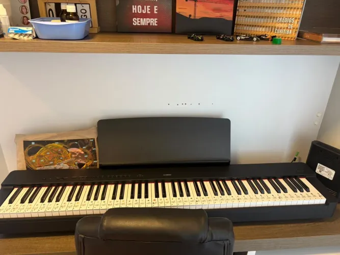 Piano Digital P 225B Preto 88 Teclas Sensitivas Com Fonte e Pedal Yamaha