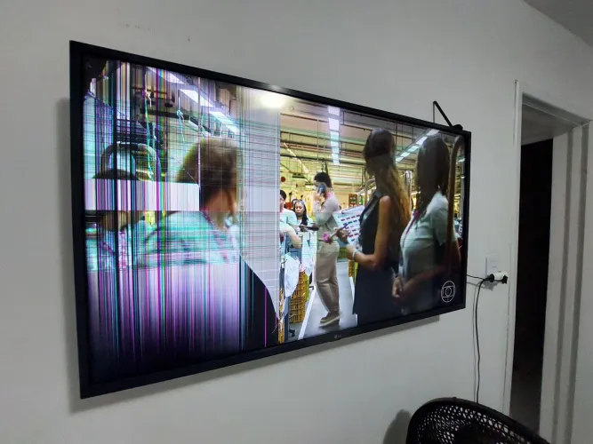 Tv lg 43LM6300PSB tela danificada