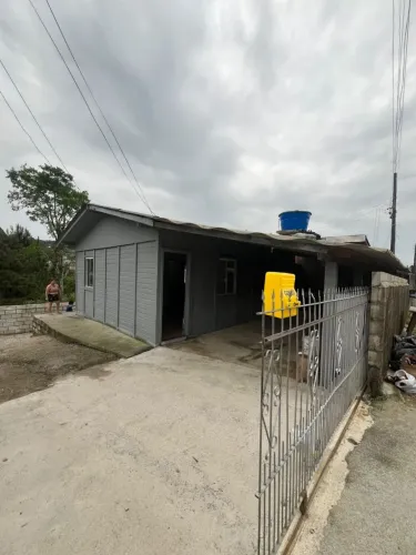 Aluga-se casa sozinha no terreno