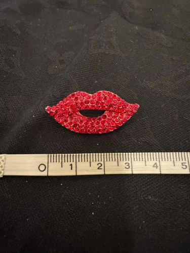 Broche de boca com strass vermelho boquinha bocão bocarra