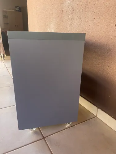 Vende-se um criado mudo novo