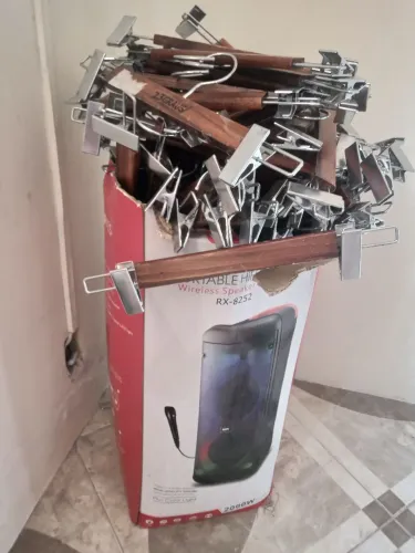 Vendo 130 cabides de madeira.R$3,50 cada