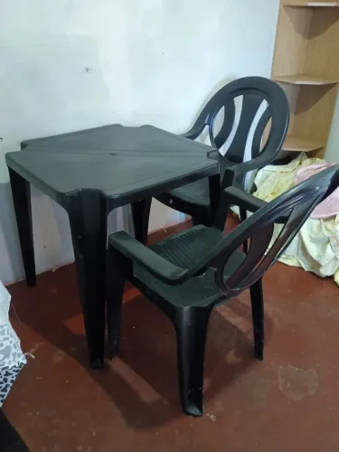 Mesa plástica com 2 cadeiras - Bom estado